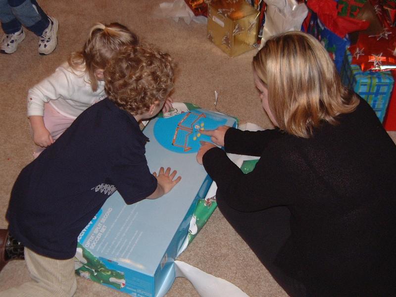 2003/12(Dec)/02-Christmas Eve/800x600_2003-12-24-18-Santa-Arrives.JPG